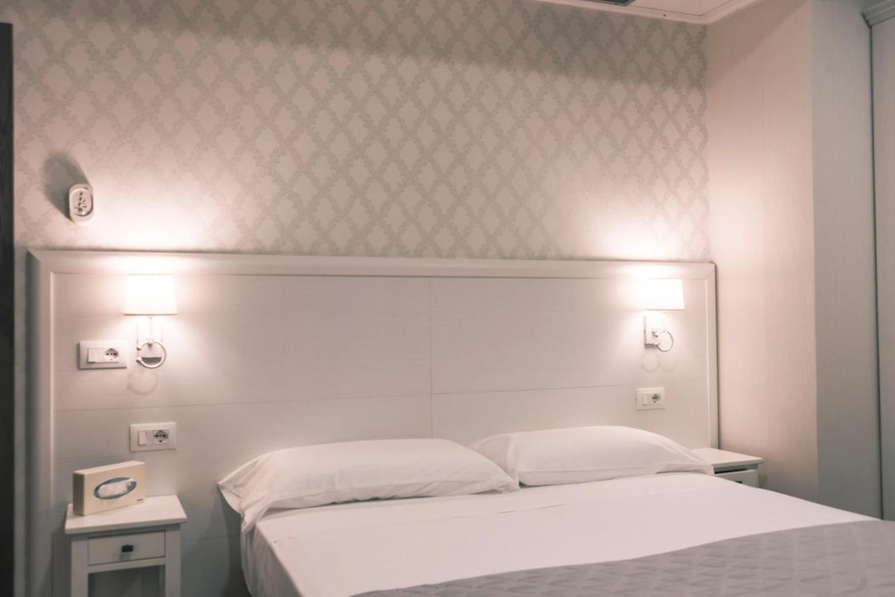 Hotel Marisa Albenga Buitenkant foto
