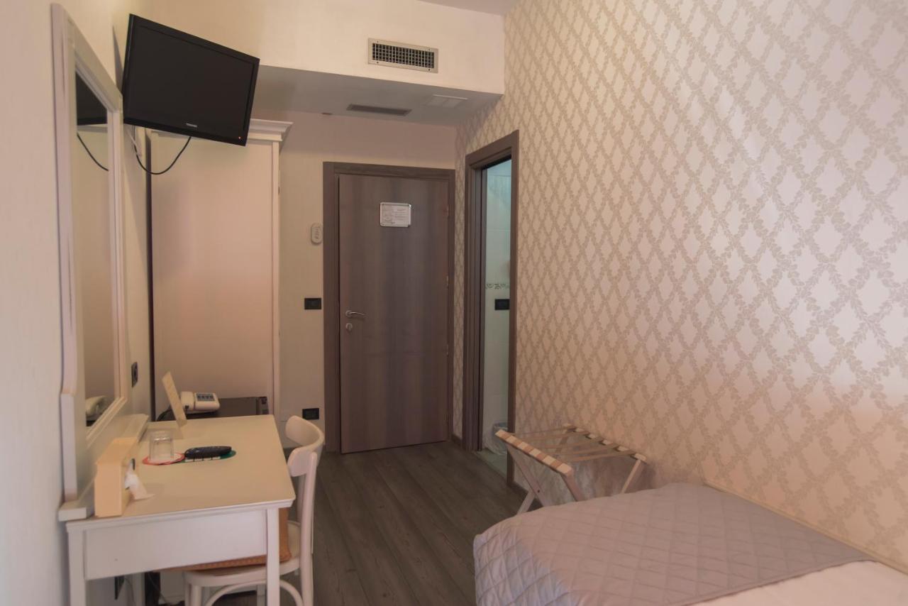 Hotel Marisa Albenga Buitenkant foto