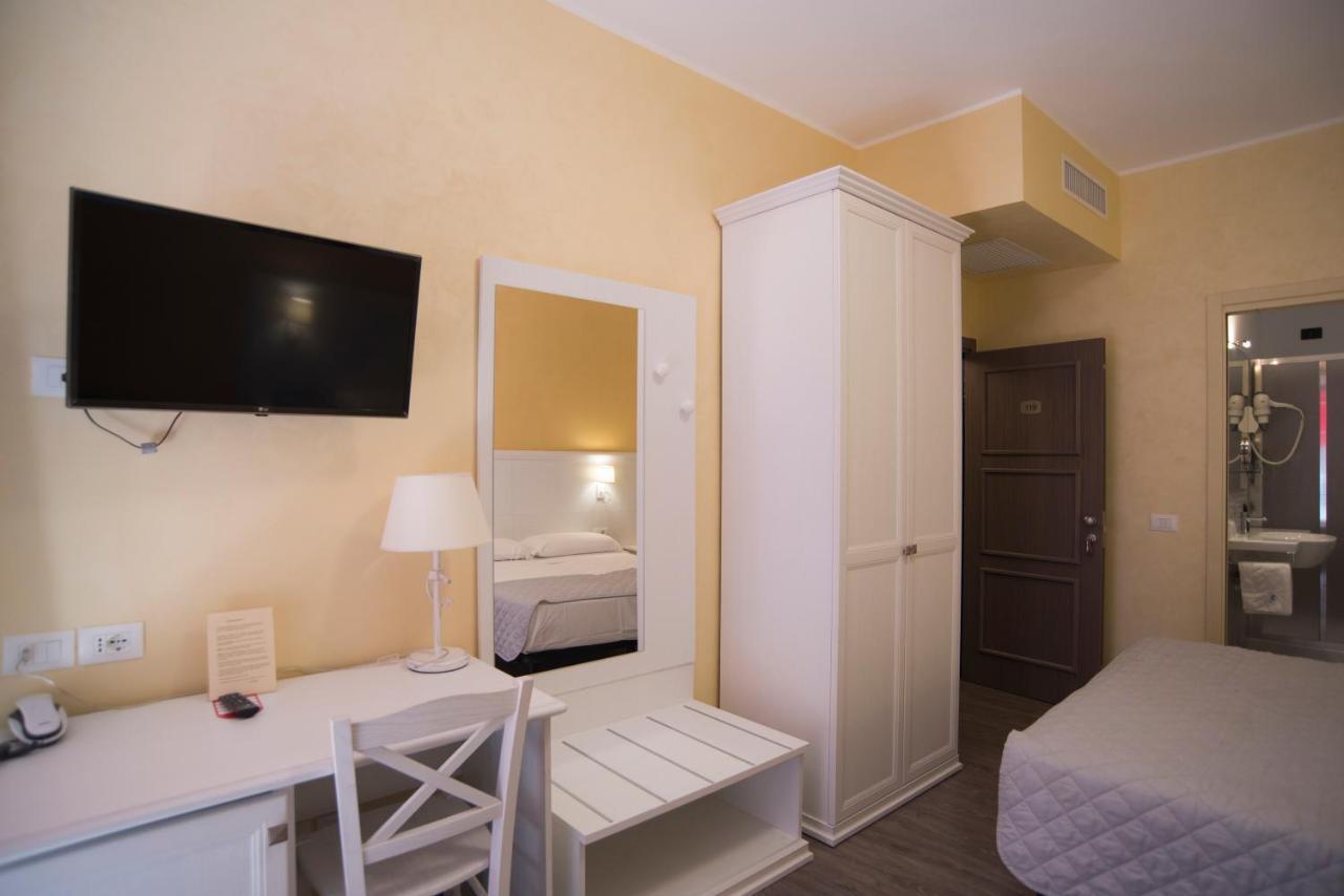 Hotel Marisa Albenga Buitenkant foto